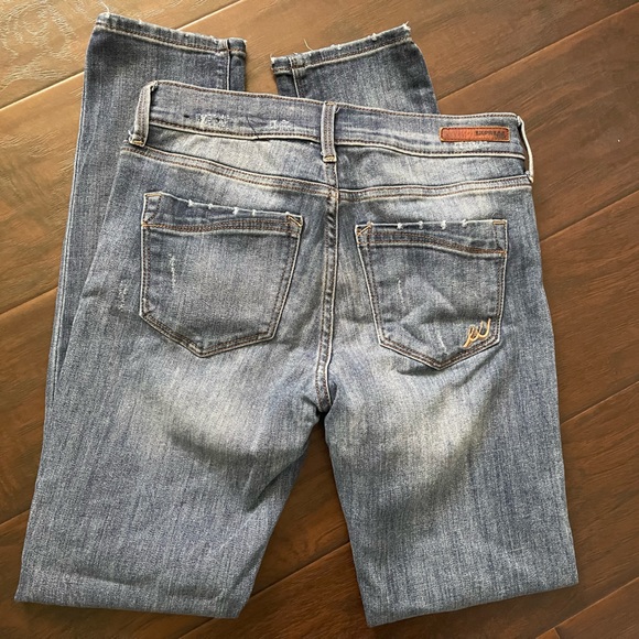 EXPRESS SUPER SKINNY JEANS 2R. Whisking. Little distress. Some stretch - Picture 8 of 11